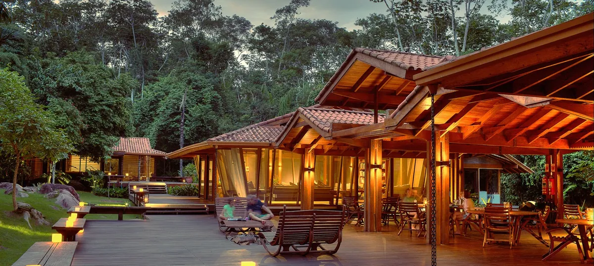 Cristalino Jungle Lodge entre a floresta, em roteiro da Ambiental Turismo